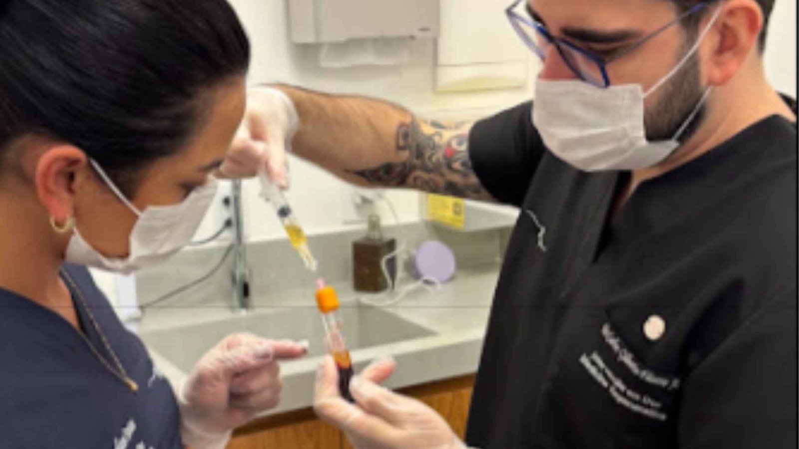 Médica e médico preparam PRP para artrose no joelho